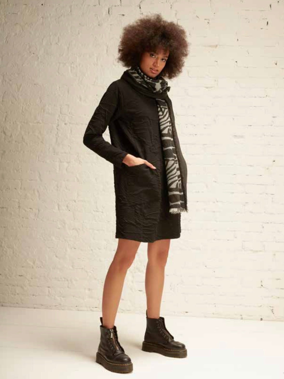 Abito Flirt corto goffrato nero