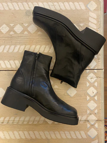 Naguisa Bina Black metal boots